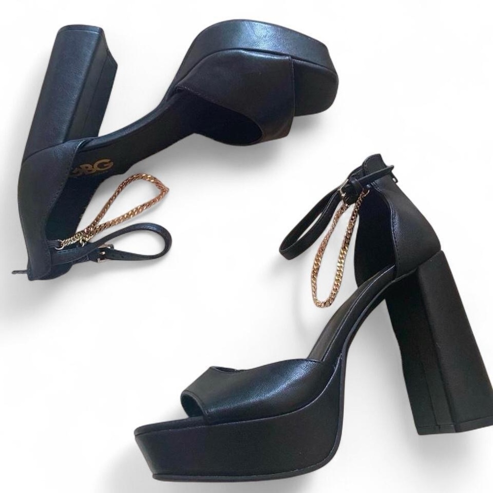 GBG Los Angeles Black Platform Heels with Gold Chain